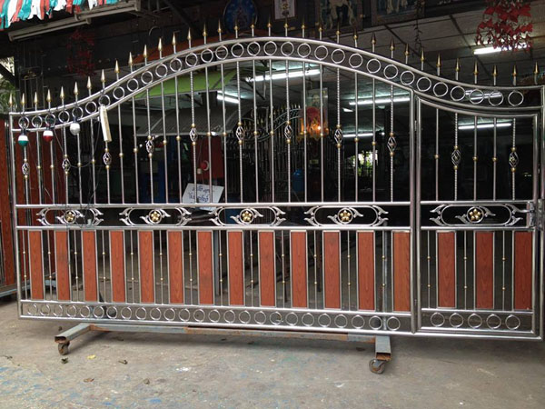 ผลงานประตูรั้วสแตนเลสบานเปิดคู่